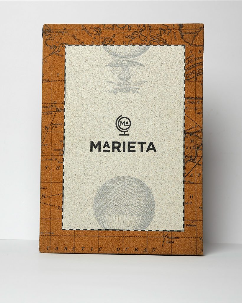 Carta en corcho y madera