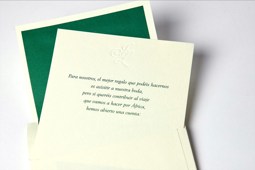 Invitación con sobre forrado en verde