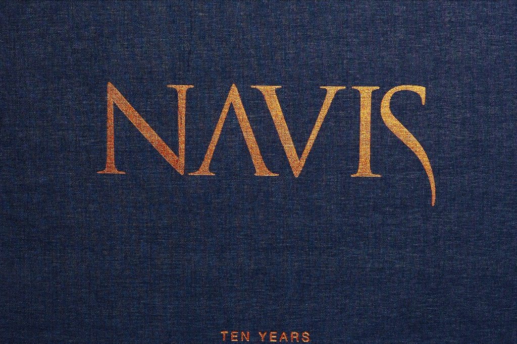 Libro NAVIS: título estampado en cobre sobre tela