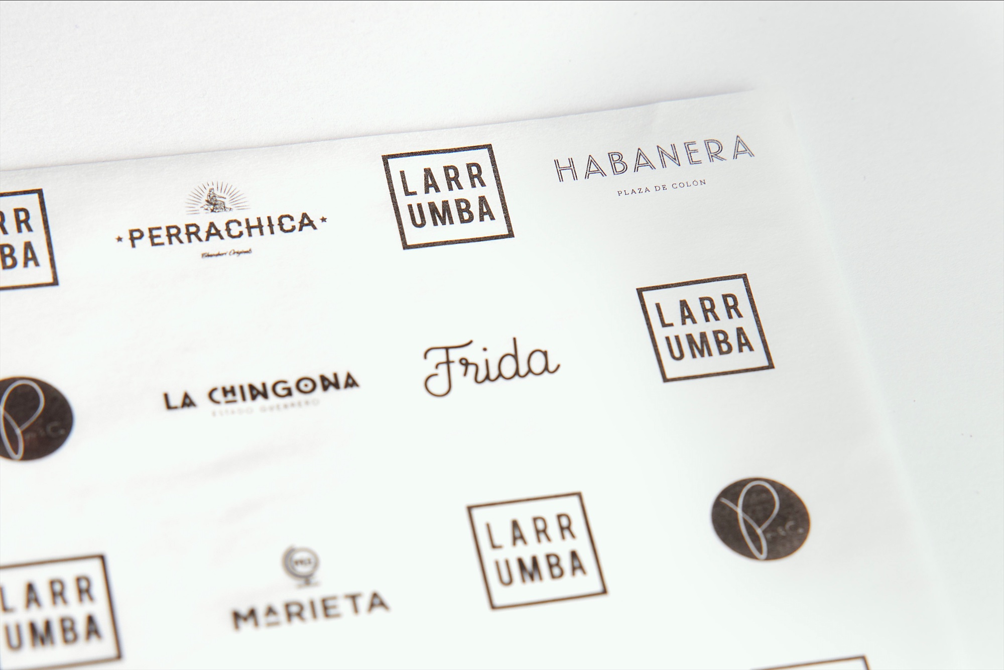 Papel antigrasa impreso con los logotipos de varios restaurantes